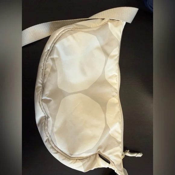 Marimekko x Uniqlo Kivet (stones) Half-moon Crossbody Bag - Picture 5 of 9